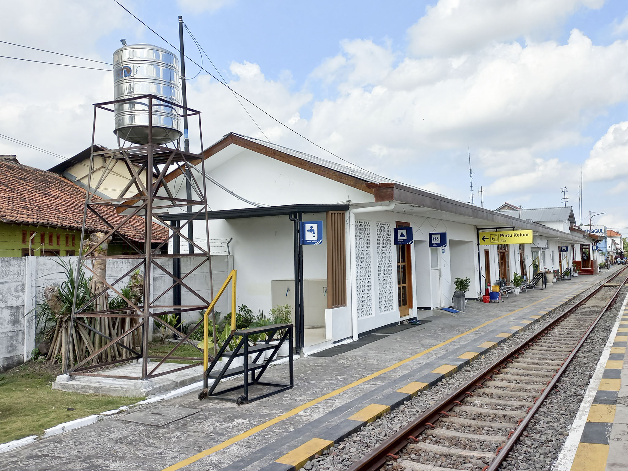 Stasiun Tanggul (TGL)